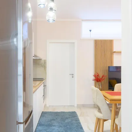 Cityscape 3- Vibrant Modern Apartment *